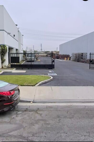 More Photos Of 13942 Orange Ave, Paramount Manufacturing For Sale