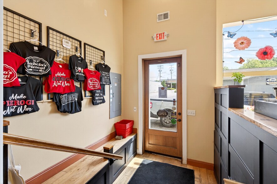 More Photos Of 33 Elm St, East Aurora Restaurant For Sale