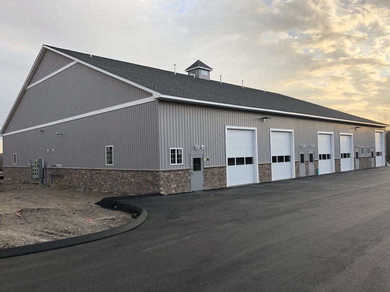 Primary Photo Of 6 Pheasant Run Rd, Oxford Light Distribution For Lease