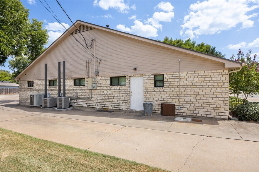More Photos Of 310 W Bluff St, Granbury Office For Sale
