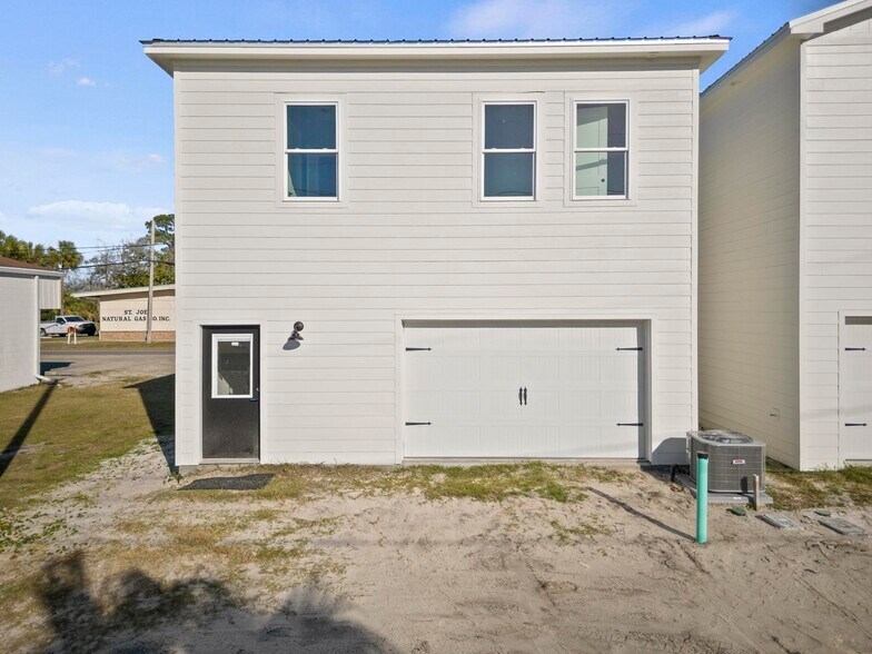 More Photos Of 304 Long Ave, Port Saint Joe Storefront Retail Residential For Sale