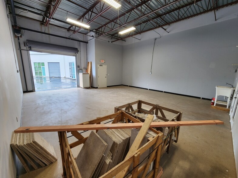 More Photos Of 7901 Kingspointe Pky, Orlando Showroom For Sale