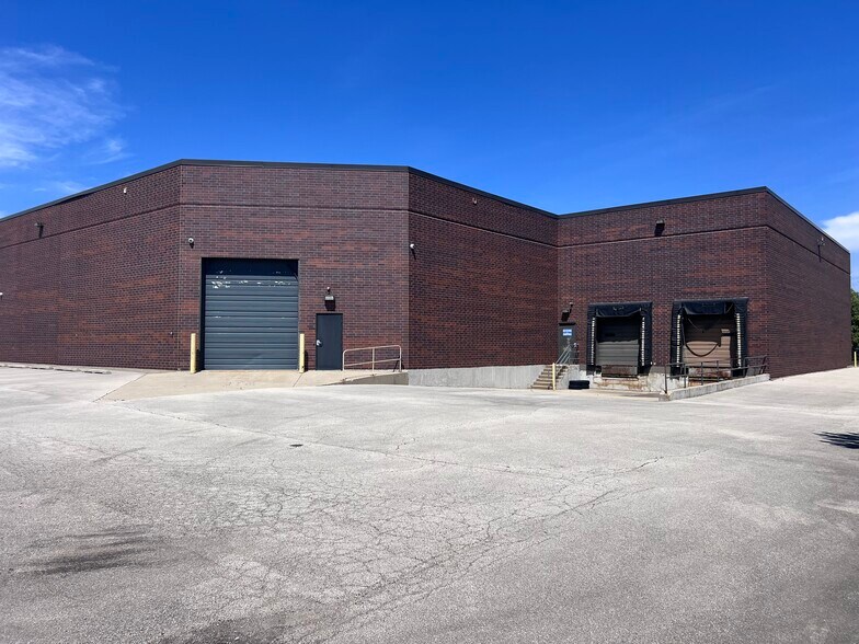 More Photos Of 600 Heathrow Dr, Lincolnshire Industrial For Lease