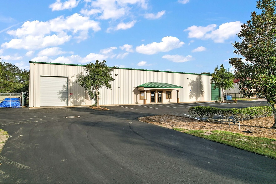 More Photos Of 1811 Greenleaf Ln, Leesburg Warehouse For Lease