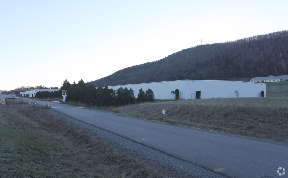 More Photos Of 118-184 Aker Dr, Cobleskill Distribution For Lease