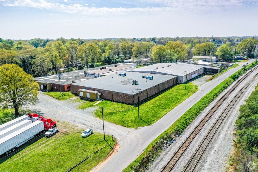 More Photos Of 915 Curtis St, Monroe Distribution For Lease