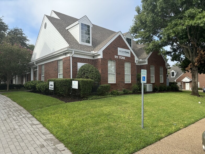 Primary Photo Of 911 York Dr, DeSoto Medical For Lease