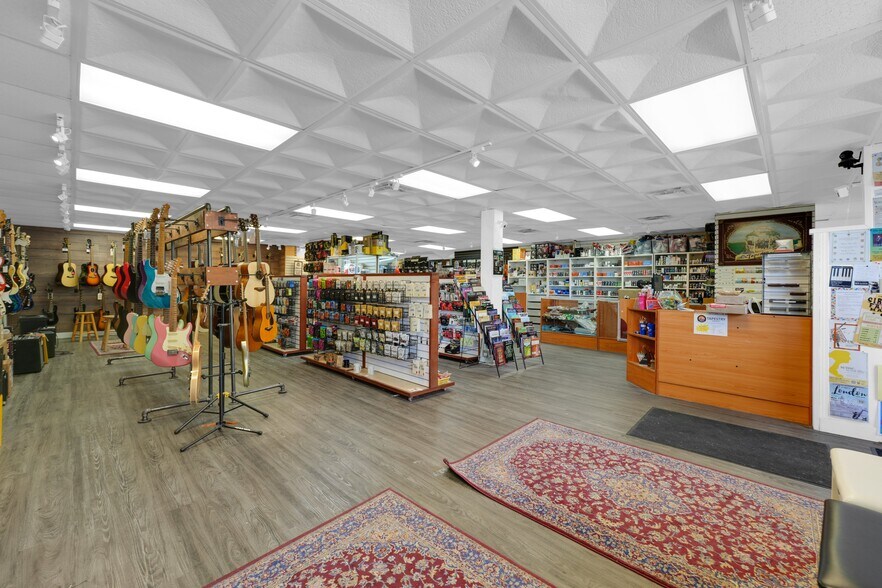 More Photos Of 1333-1335 Johnston Rd, White Rock Storefront For Sale