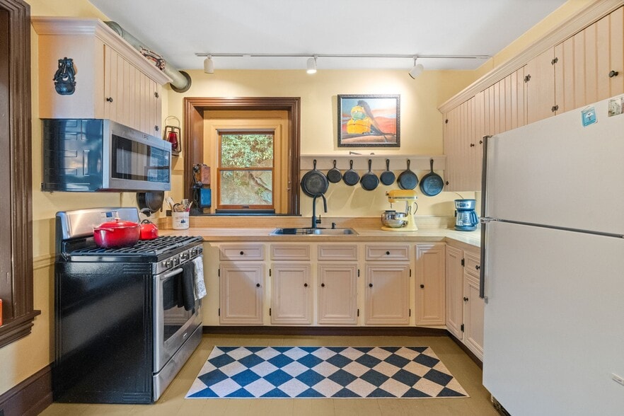 More Photos Of 23-25 Race St, Jim Thorpe Hospitality For Sale