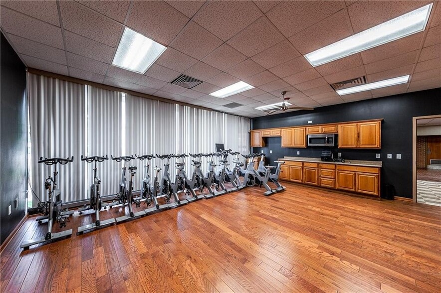 More Photos Of 315 S 6th St, Saint Joseph Sports And Entertainment For Lease