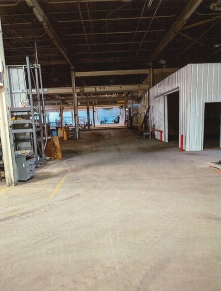 More Photos Of 103 N 12 St, Gladstone Warehouse For Sale