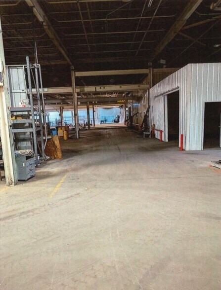 More Photos Of 103 N 12 St, Gladstone Warehouse For Sale