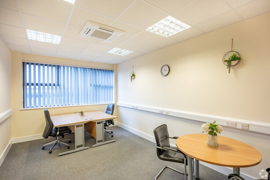 More Photos Of 6 Darby Clos, Swindon Coworking Space