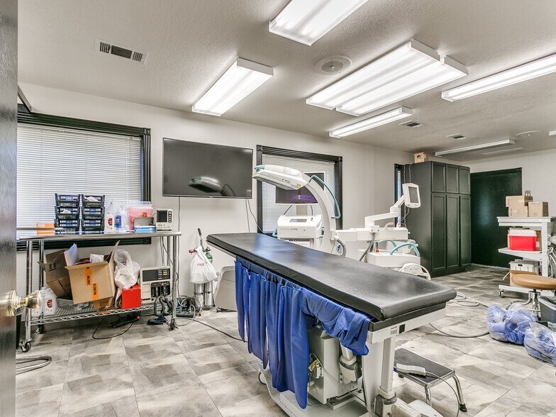 More Photos Of 2124 S Shadowlake, Oklahoma City Medical For Lease