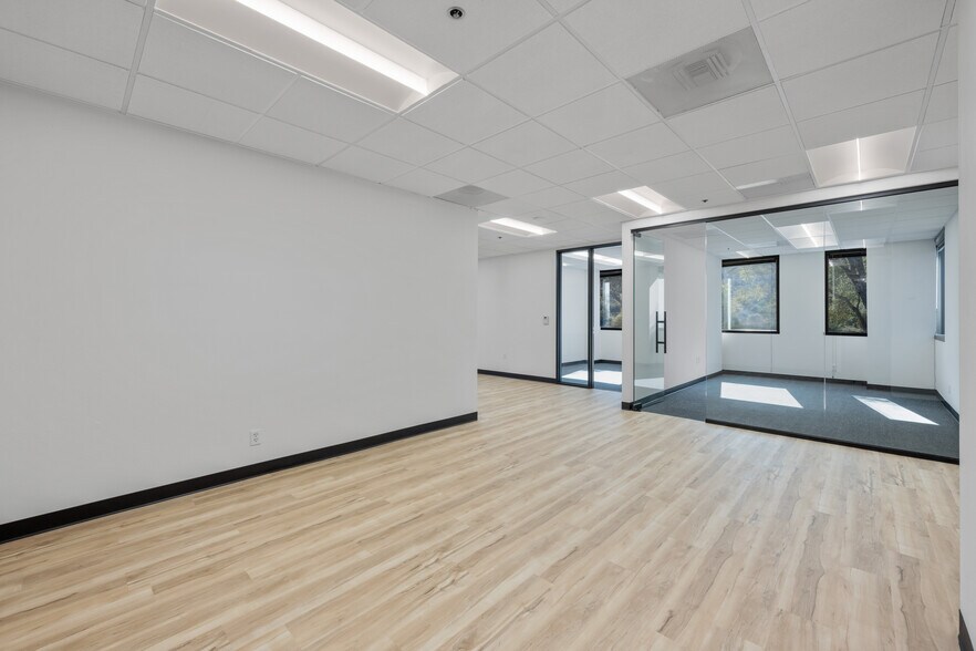 More Photos Of 1925 Palomar Oaks Way, Carlsbad Unknown For Lease