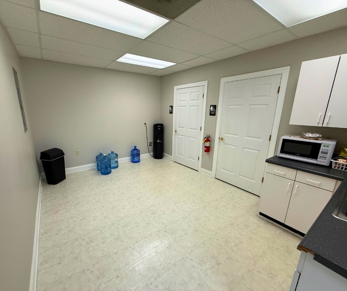 More Photos Of 206 Hillstone Dr, Jamestown Office For Lease