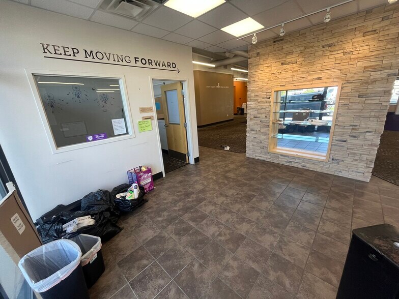 More Photos Of 5530 E Highway 62, Jeffersonville Storefront For Lease