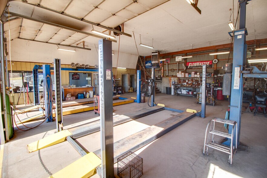 More Photos Of 808 E Broadway, Alton Specialty For Sale