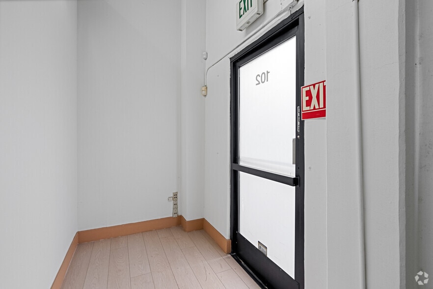 More Photos Of 21250 Califa St, Woodland Hills Research And Development For Lease