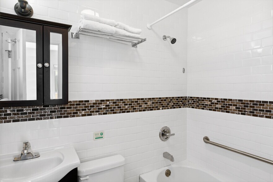 More Photos Of 72 Foster Ave, Hampton Bays Hotel For Sale