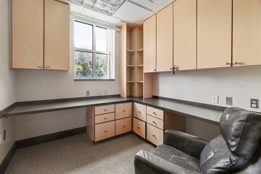 More Photos Of 191 W Plaza Dr, Mooresville Storefront Retail Office For Lease