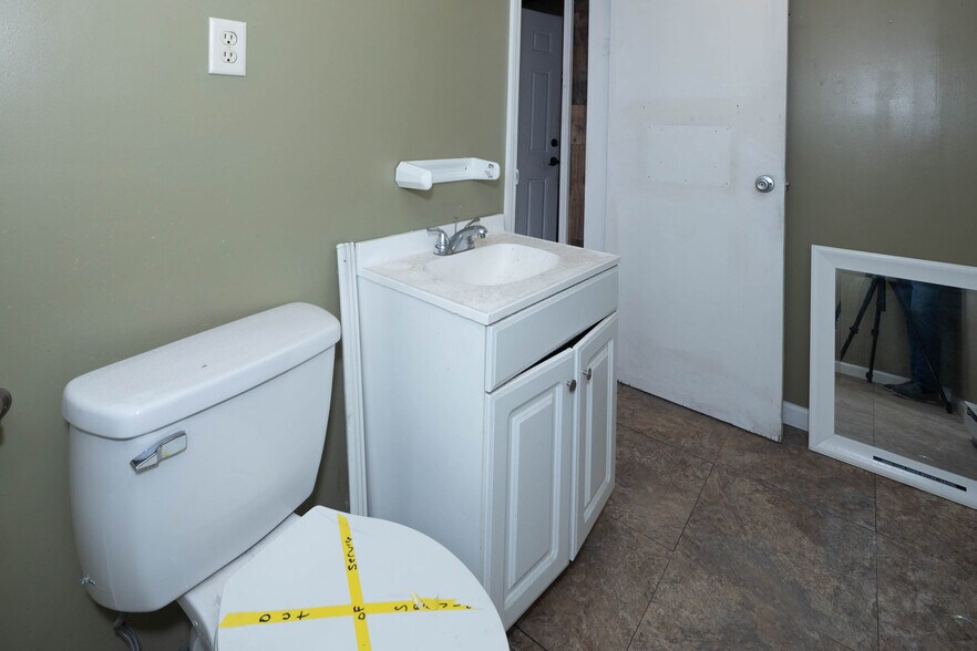 More Photos Of 12 Jansen Ave, Woodbridge Warehouse For Sale