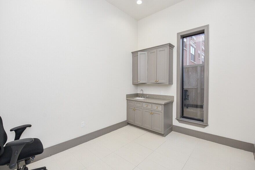 More Photos Of 8703 Meadowcroft Dr, Houston Medical For Lease