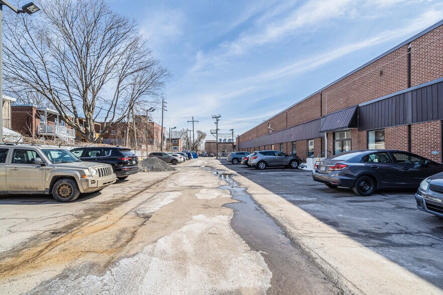 More Photos Of 5655 Rue de Marseille, Montréal Light Distribution For Lease