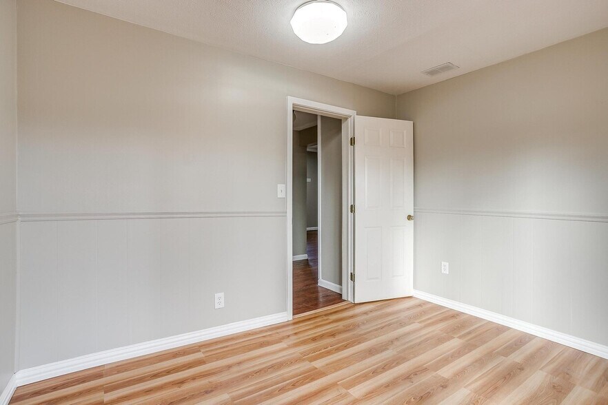 More Photos Of 2418 Cales Dr, Arlington Office Residential For Sale