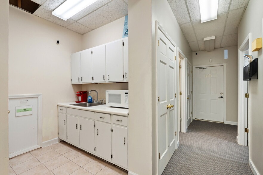 More Photos Of 1919 Boulevard St, Greensboro Office For Sale