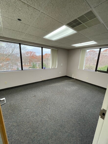 More Photos Of 207 Quaker Ln, West Warwick Office For Lease