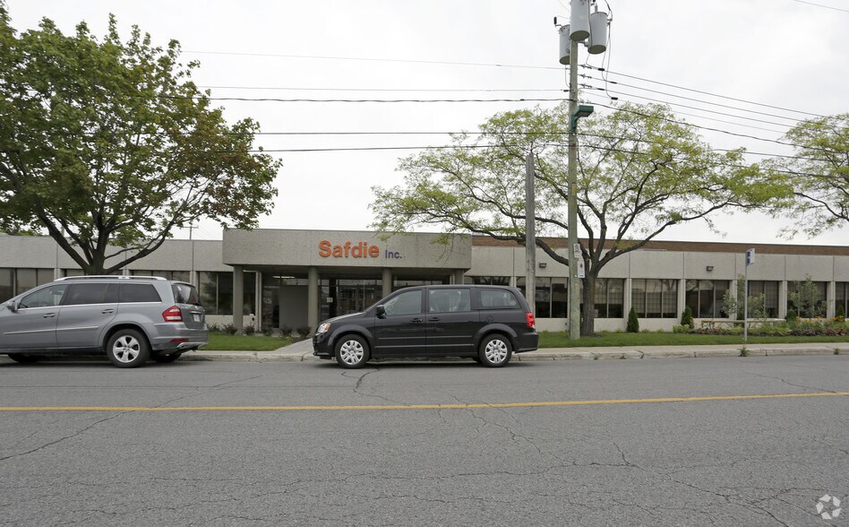 More Photos Of 5660 Av Royalmount, Mont-Royal Warehouse For Lease