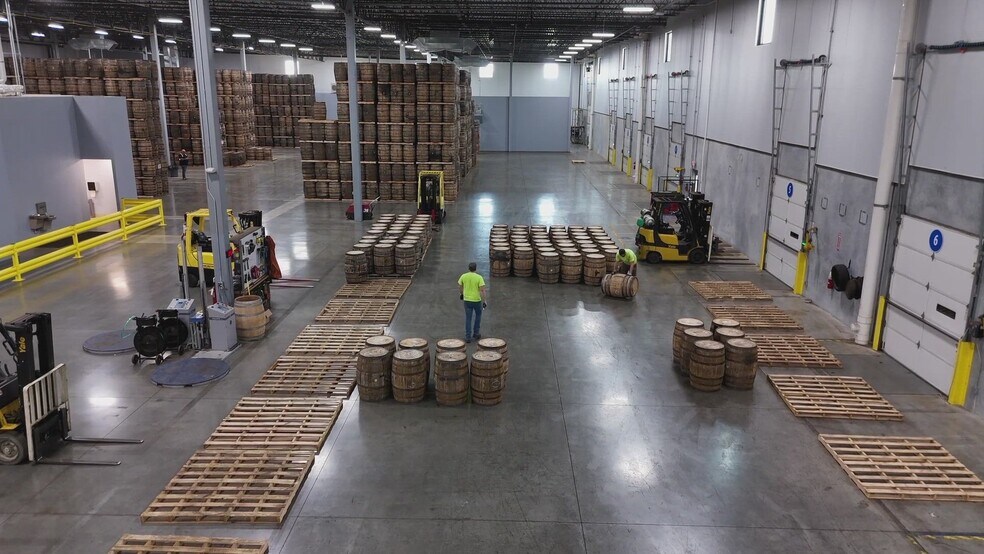 More Photos Of 12415 Old Lagrange Rd, Louisville Warehouse For Lease
