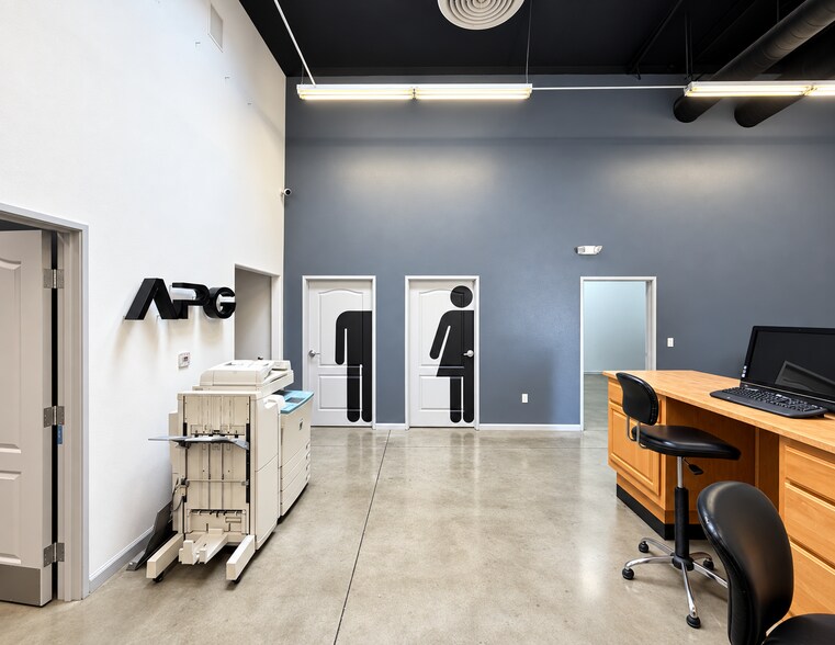 More Photos Of 244 E Avenue K10, Lancaster Showroom For Lease