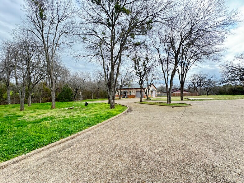 More Photos Of 703 Main St, Lake Dallas Showroom For Sale