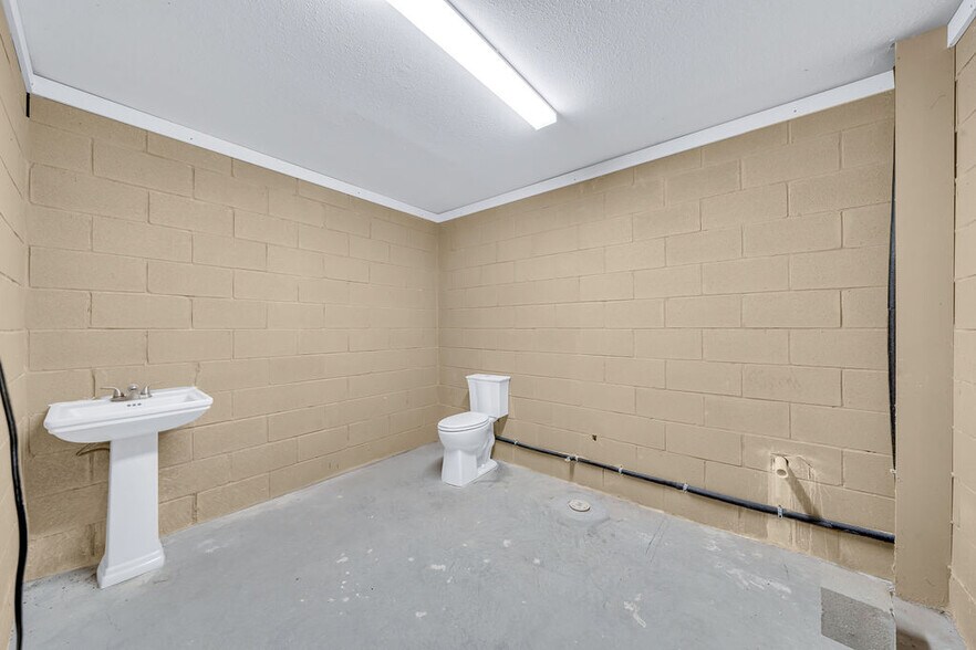 More Photos Of 3411 FM465, Seguin Warehouse For Lease