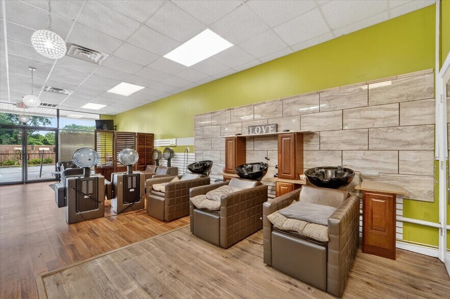 More Photos Of 2055 Blue Spring Rd, Huntsville Storefront Retail Office For Sale