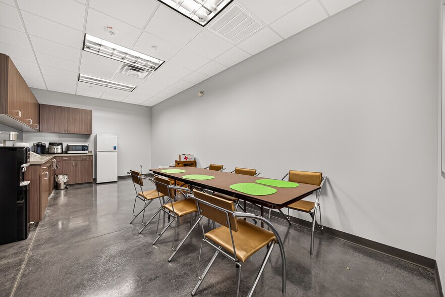 More Photos Of 15135 Bellaire Blvd, Houston Warehouse For Lease