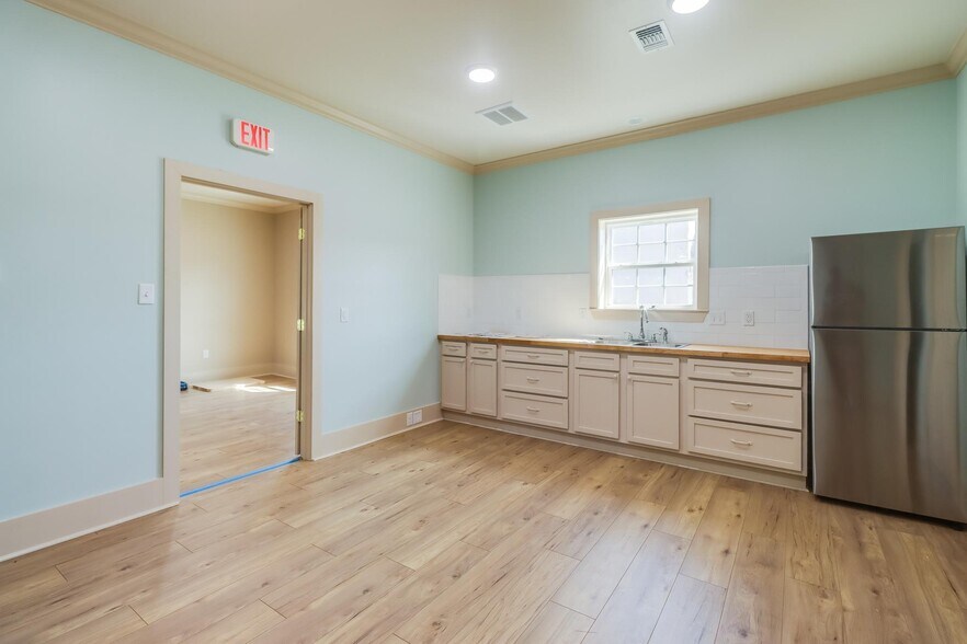 More Photos Of 228 E Railroad St, Long Beach Freestanding For Sale