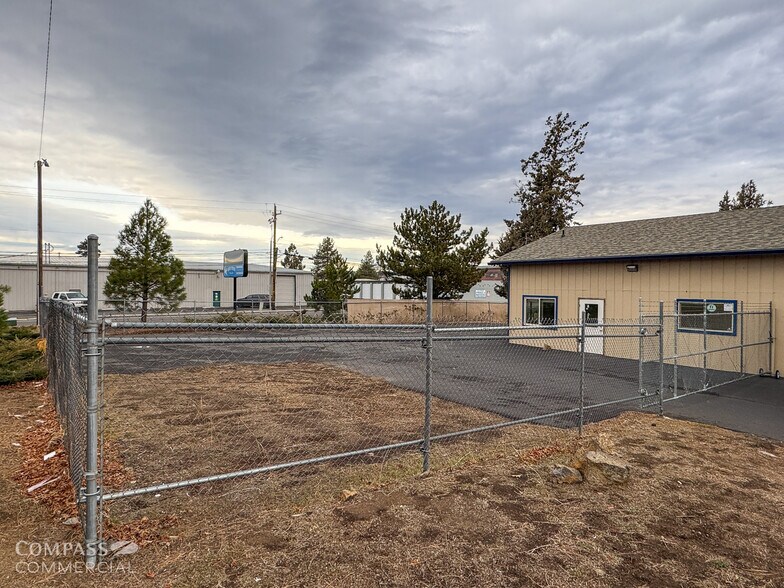 More Photos Of 902 SE Textron Dr, Bend Warehouse For Lease