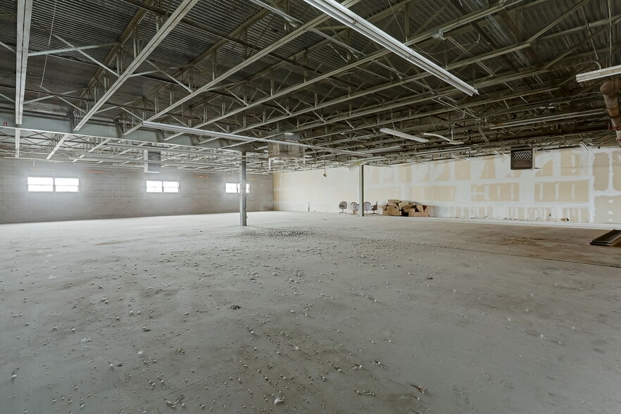 More Photos Of 220 N Saint Vrain St, El Paso Light Distribution For Sale