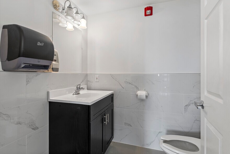 More Photos Of 170-172 Spring St, Newton Office For Sale