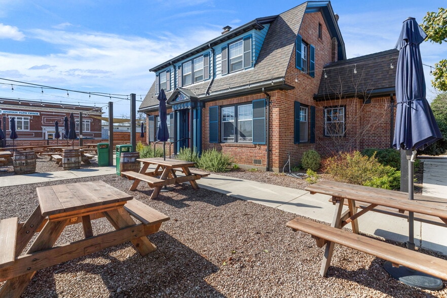 More Photos Of 883 SW Church St, Dallas Restaurant For Sale