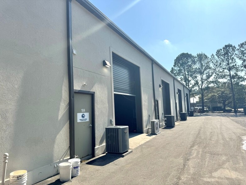 More Photos Of 61 Schinger Ave, Ridgeland Showroom For Lease