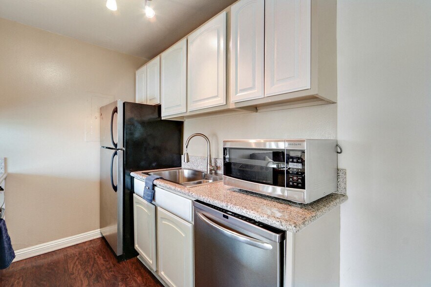 More Photos Of 415-425 Washington Blvd, Marina del Rey Apartments For Lease