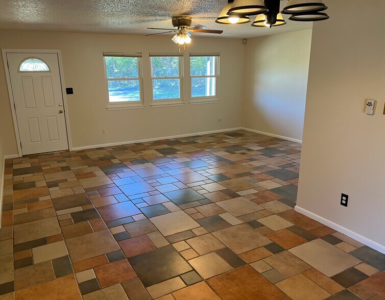 More Photos Of 16001 Awalt Dr, Austin Office For Sale
