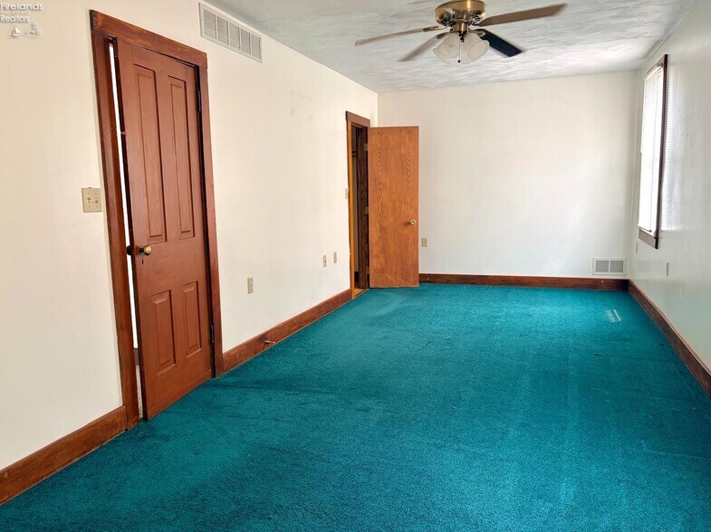 More Photos Of 418 Main st, Risingsun General Retail For Sale