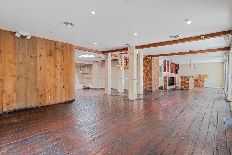 More Photos Of 10820 Ventura Blvd, Studio City Restaurant For Sale