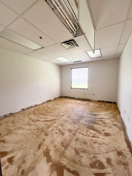 More Photos Of 1000 Colour Pl, Apopka Office For Lease