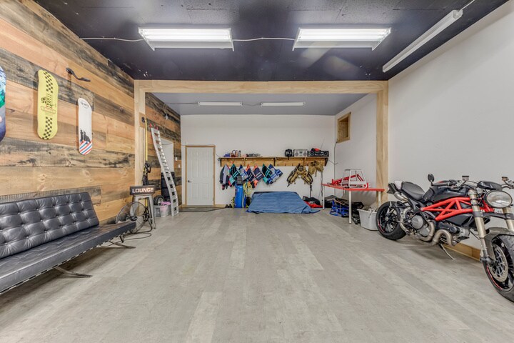 More Photos Of 3267 Lake Shore Blvd W, Toronto Storefront For Sale